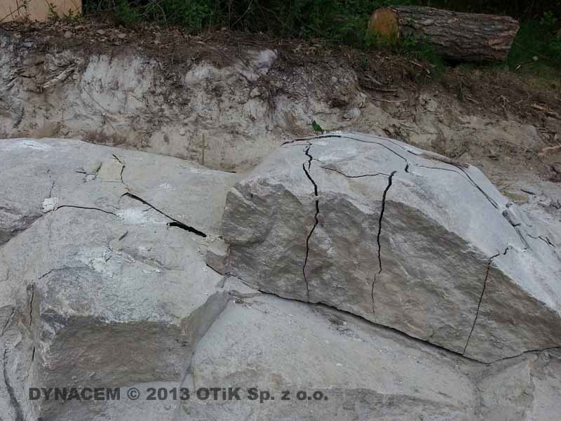 e. Sprengen und zerkleinern von Granit Felsen lautlos mit Dynacem Quellsprengstoff